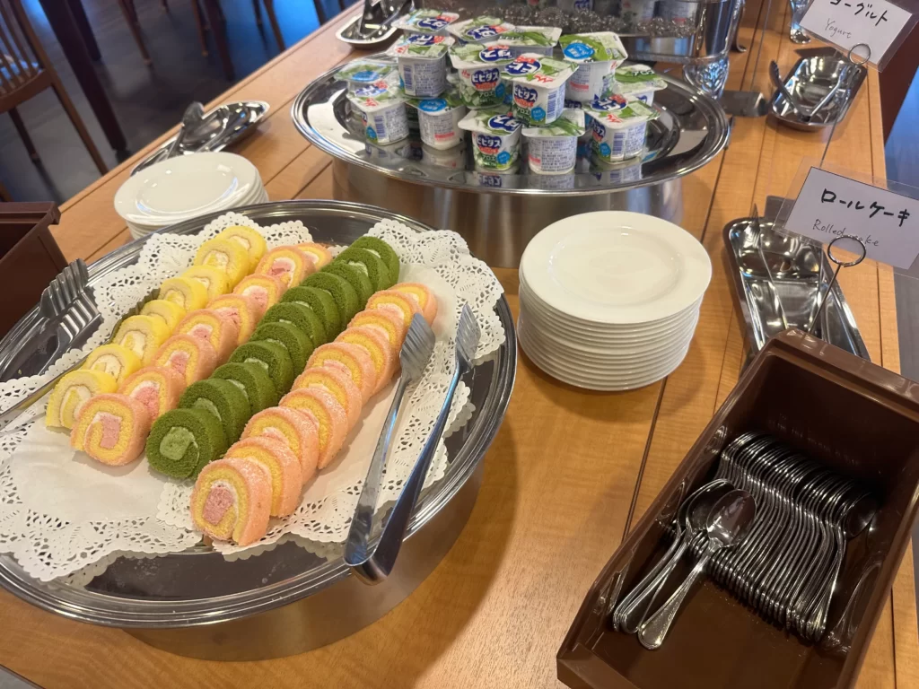 弥陀ヶ原ホテルの朝食のデザートのケーキ