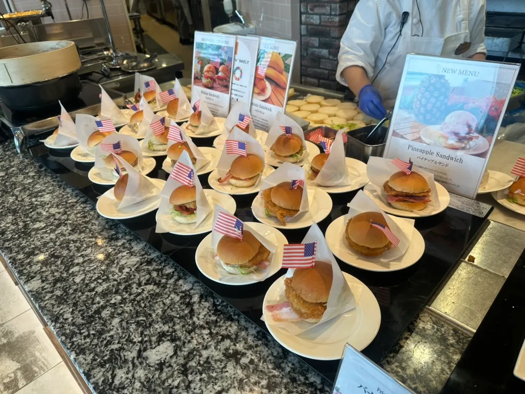 ザ　パークフロント　ホテル　アット　ユニバーサル・スタジオ・ジャパンの朝食のハンバーガー